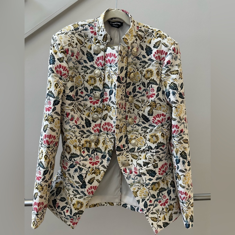 N/ WO tags. Bebe brocade jacket with floral pattern. Size 6